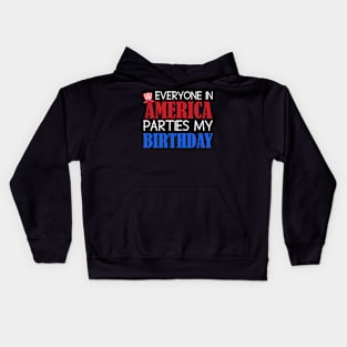 Fourth of July Birthday Celebration Fun Phrase, Festive graphic with text "EVERYONE IN AMERICA PARTIES MY BIRTHDAY" and a patriotic hat, ideal for Independence Day birthdays Kids Hoodie